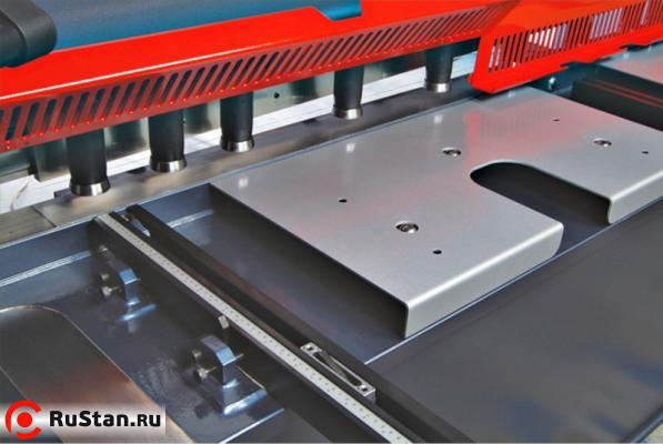 Гидравлическая гильотина Durma серии VS с ЧПУ фото №2 Гидравлическая гильотина Durma серии VS с ЧПУ фото №2