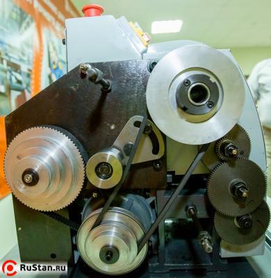 Главное преимущество токарного станка: Наличие металлических шестерней обладающих высоким ресурсом и повышенной износостойкостью, а наличие клиновидного ремня позволит избежать повреждения двигателя при превышении нагрузки на шпиндель. фото №2 Главное преимущество токарного станка: Наличие металлических шестерней обладающих высоким ресурсом и повышенной износостойкостью, а наличие клиновидного ремня позволит избежать повреждения двигателя при превышении нагрузки на шпиндель. фото №2