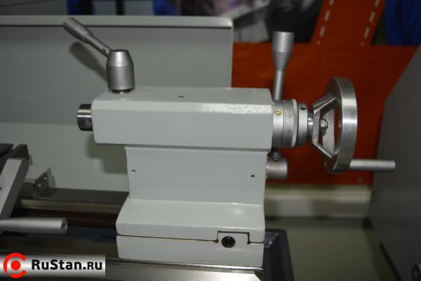 Для ослабления задней бабки с целью установки глубины сверления и закрепления длинных заготовок в центрах станок оснащен быстрозажимным зажимом. Бабка с основанием 155 мм фото №5 Metal Master MML 250X550 (2550) фото №5