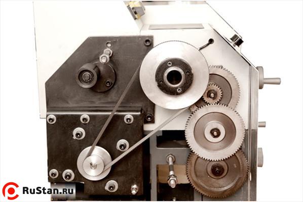 Главное преимущество токарного станка: Наличие металлических шестерней обладающих высоким ресурсом и повышенной износостойкостью, а наличие клиновидного ремня позволит избежать повреждения двигателя при превышении нагрузки на шпиндель фото №15 Metal Master MML 2550V фото №15