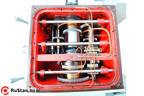 12-ти ступенчатая коробка передач, изготовленная из качественной конструкционной стали, развивает большой крутящий момент на малых оборотах. Для повышения долговечности коробки передач ко всем шестеренкам и подшипникам подведены масленые трубки. фото №18 METAL MASTER Z56200 фото №18